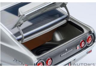 NISSAN SKYLINE 2000 GT-R (KPGC110) TUNED VERSION „CARBON BLACK BONNET“ silber AUTOart 1:18 Composite